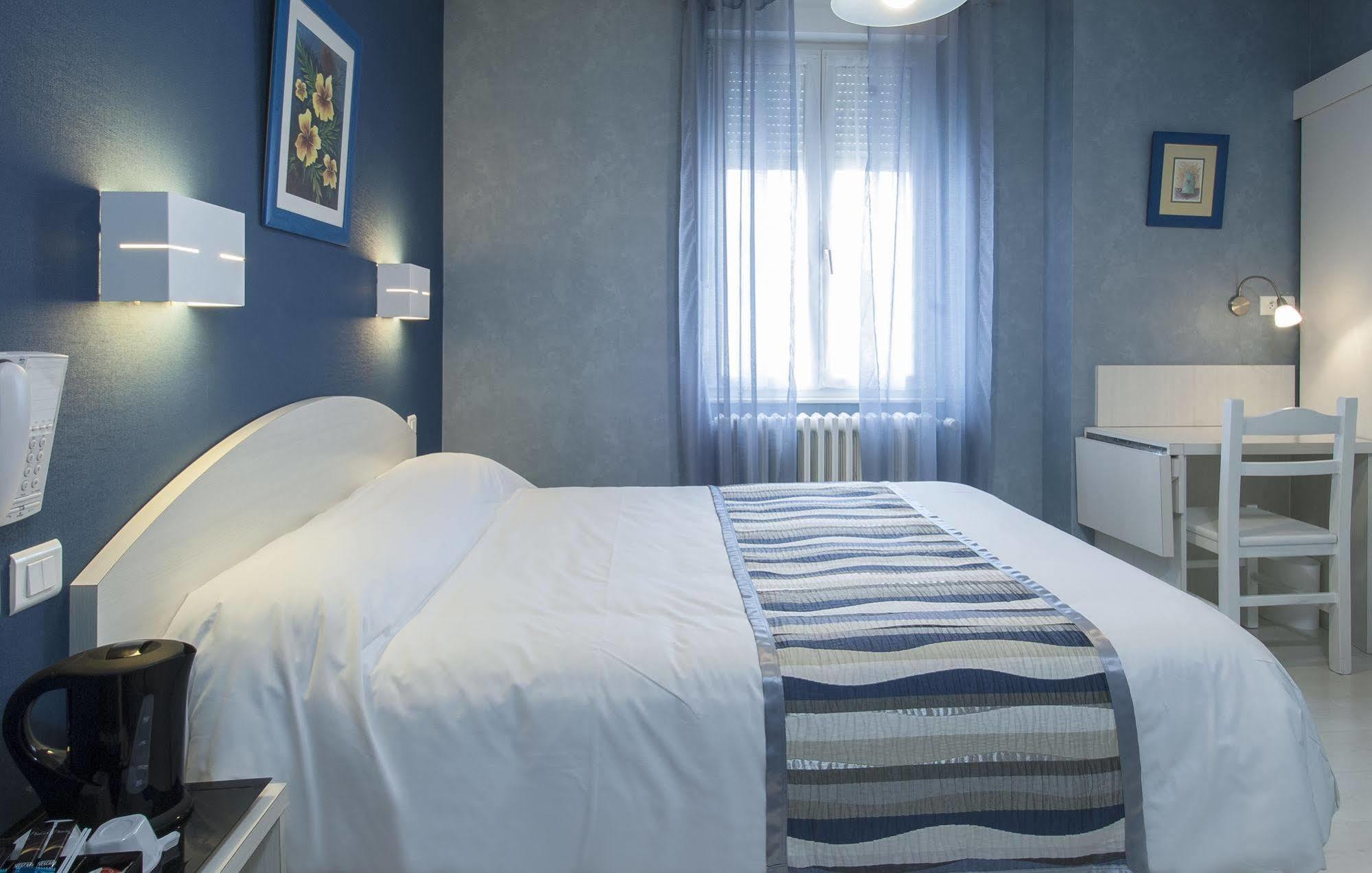 Logis Hotel Restaurant Cazes Arazat Laissac Eksteriør billede