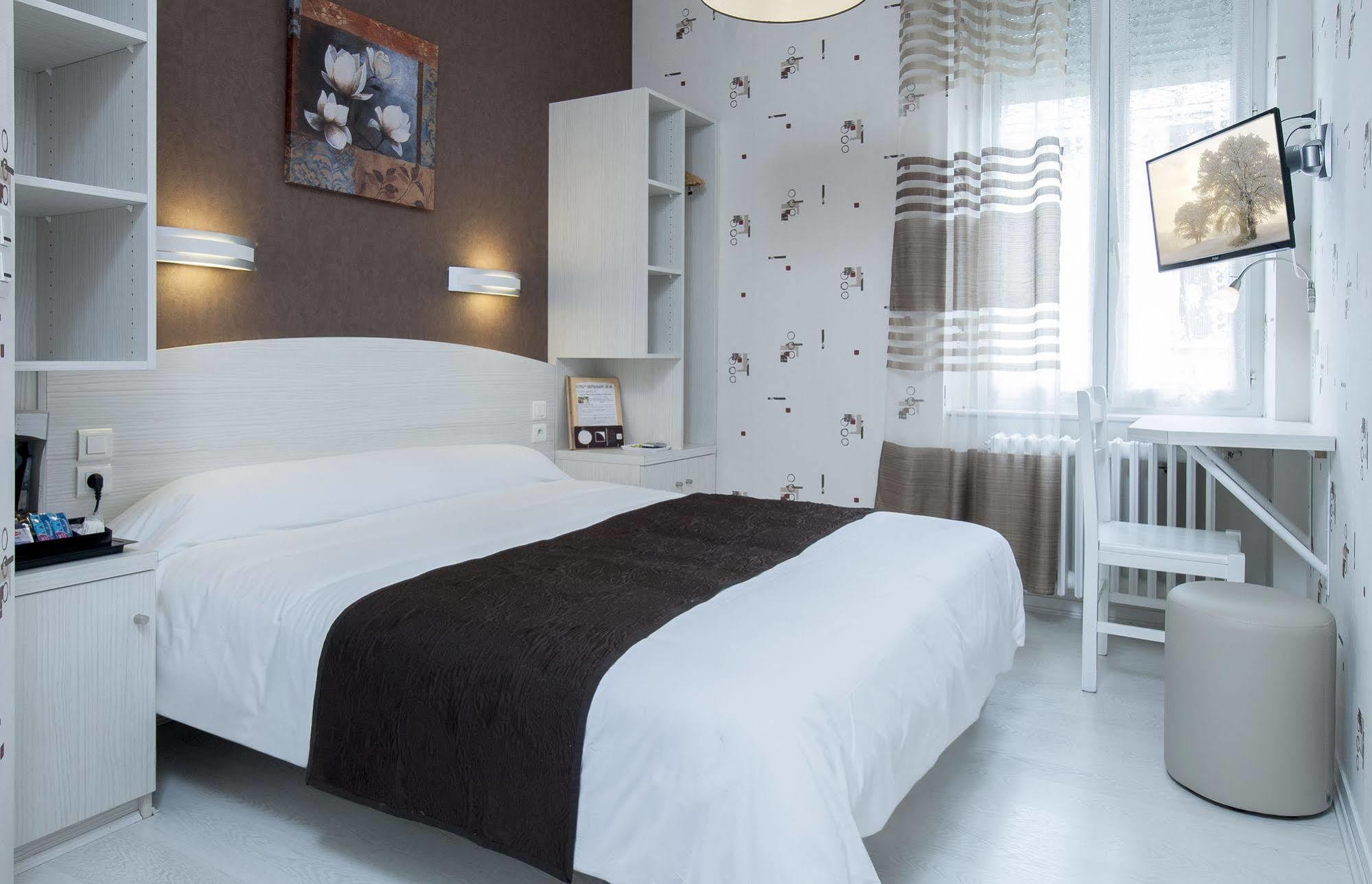 Logis Hotel Restaurant Cazes Arazat Laissac Eksteriør billede