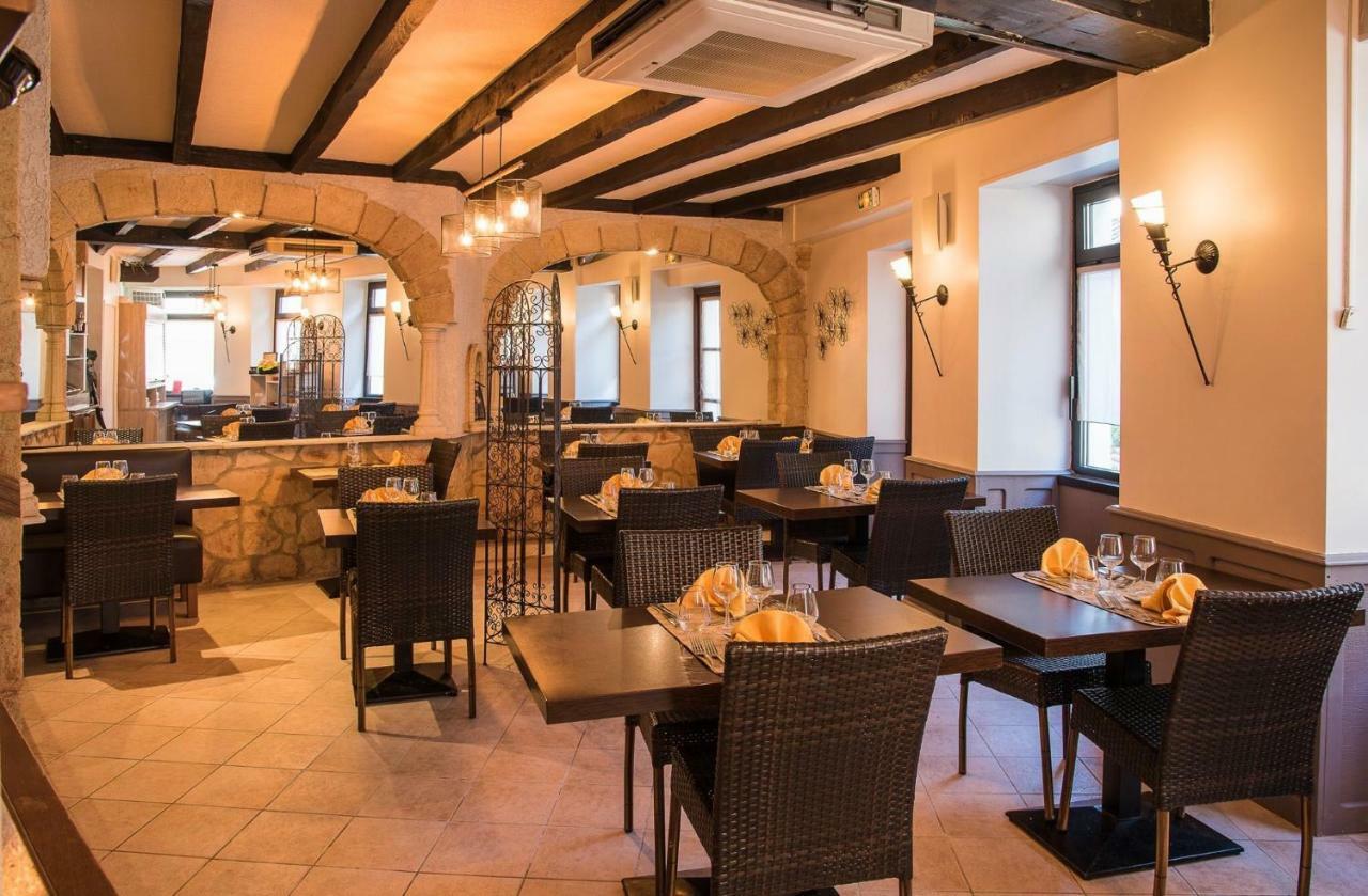 Logis Hotel Restaurant Cazes Arazat Laissac Eksteriør billede