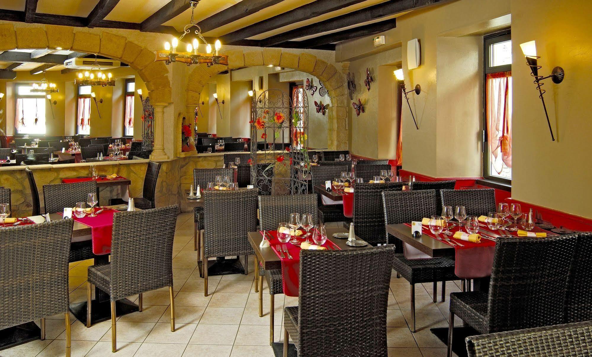 Logis Hotel Restaurant Cazes Arazat Laissac Eksteriør billede